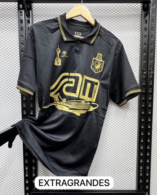 2026/05/1190736.jpg Camisetas Atlético Nacional – Edición Especial Conmemorativa Andrés Escobar "El Caballero de la Cancha"