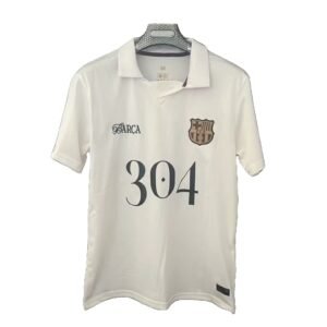 La camiseta polo blanca 304 de Lamine Yamal