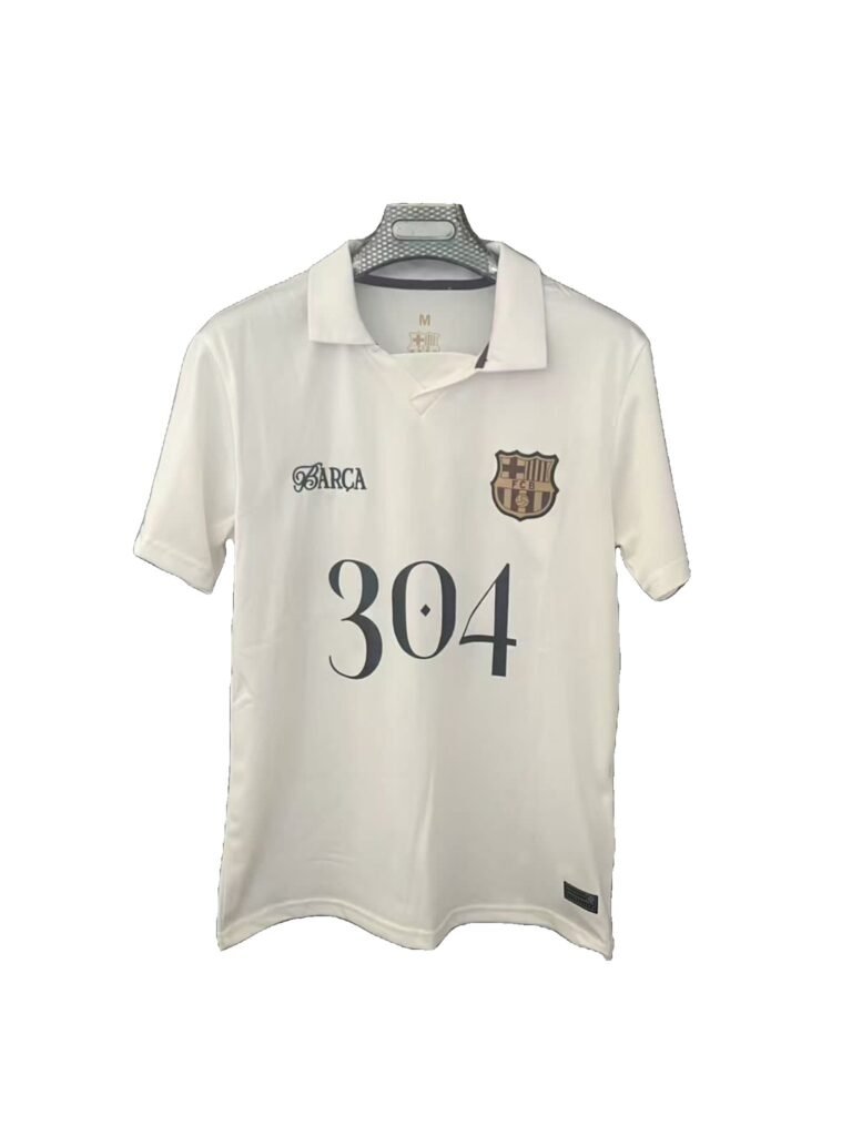 La camiseta polo blanca 304 de Lamine Yamal
