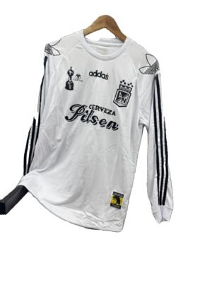 2026/05/wp-1779841935039.jpg Camiseta Retro Atlético Nacional - Edición Homenaje en blanco y negro