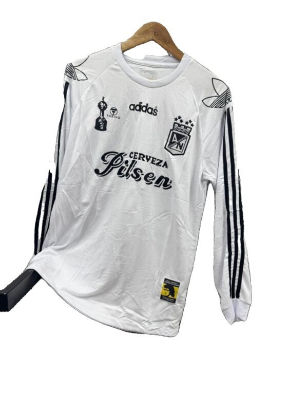 2026/05/wp-1779841935039.jpg Camiseta Retro Atlético Nacional - Edición Homenaje en blanco y negro