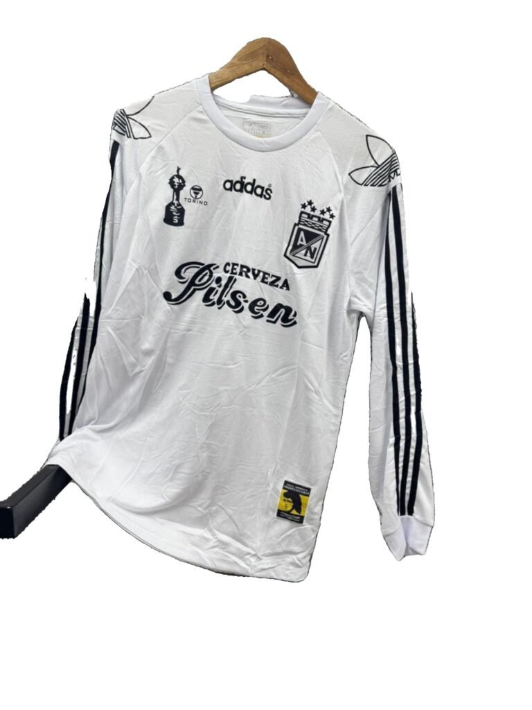 Camiseta Retro Atlético Nacional - Edición Homenaje en blanco y negro