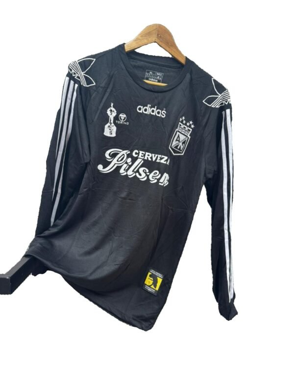 2026/05/wp-1779841944628.jpg Camiseta Retro Atlético Nacional - Edición Homenaje en blanco y negro