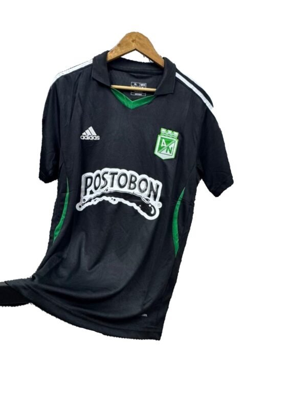 2026/05/wp-1779842752381.jpg Camiseta Retro Atlético Nacional – Edición Especial Negra